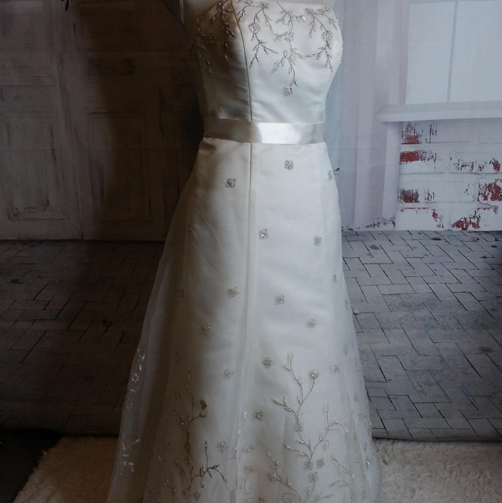 David's Bridal Galina ivory sz 2 strapless tea length bridal gown